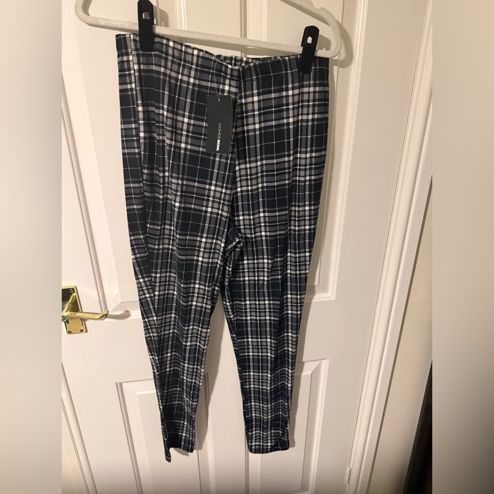 2/$15 Fashion Nova Black and White Plaid Skinny Leggings - Picture 4 of 6